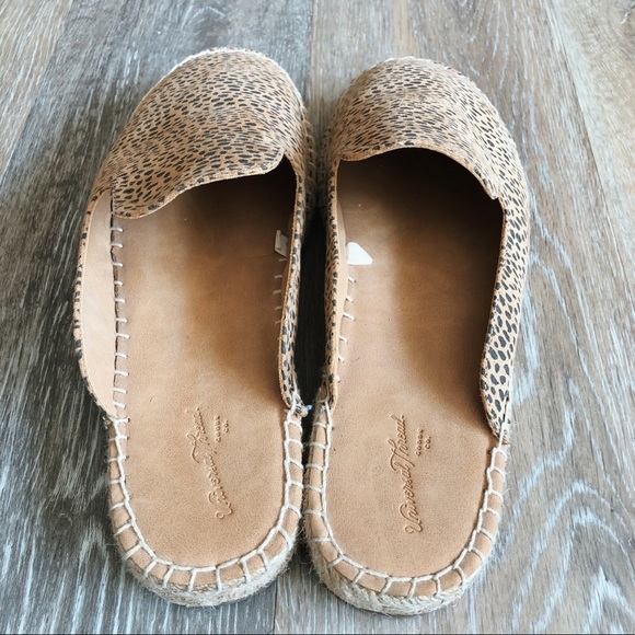 Universal Thread Leopard Flats - Picture 3 of 7